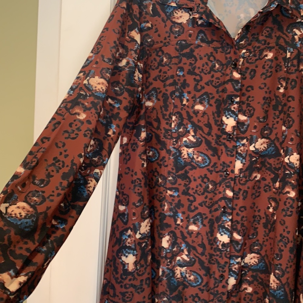 Woman’s top, size M. Bottom down front, EUC. - Picture 2 of 4